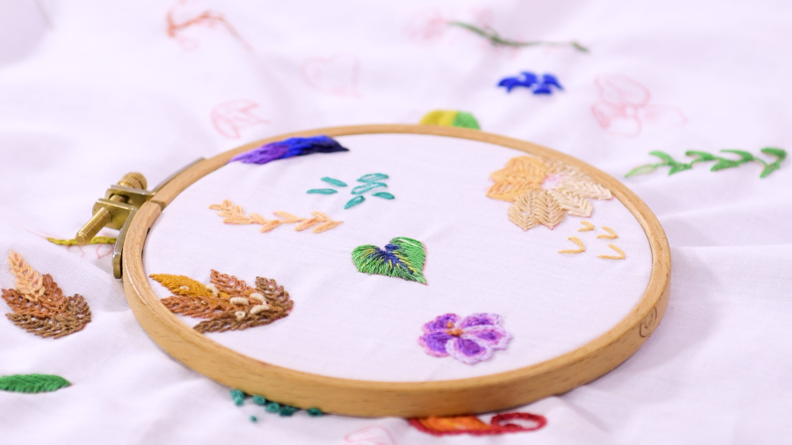 Intro Bordado Floral v2 Para imágenes.00_01_11_25.Imagen fija025